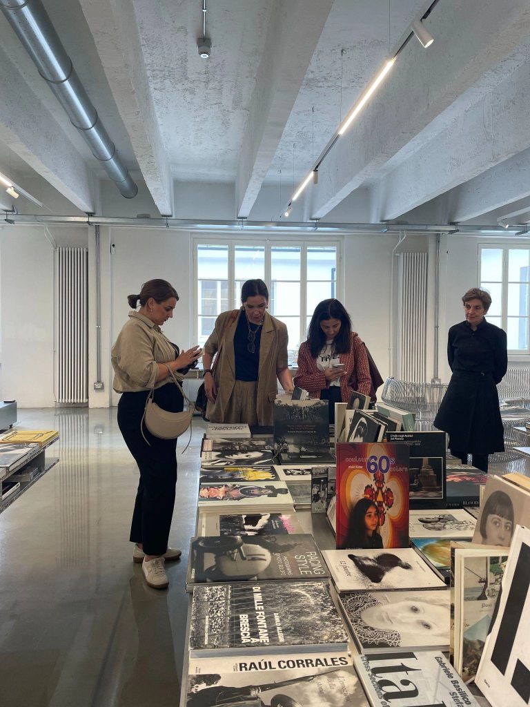 Участницы интенсива рассматривают книги о моде и искусстве в 10 Corso Como в Милане