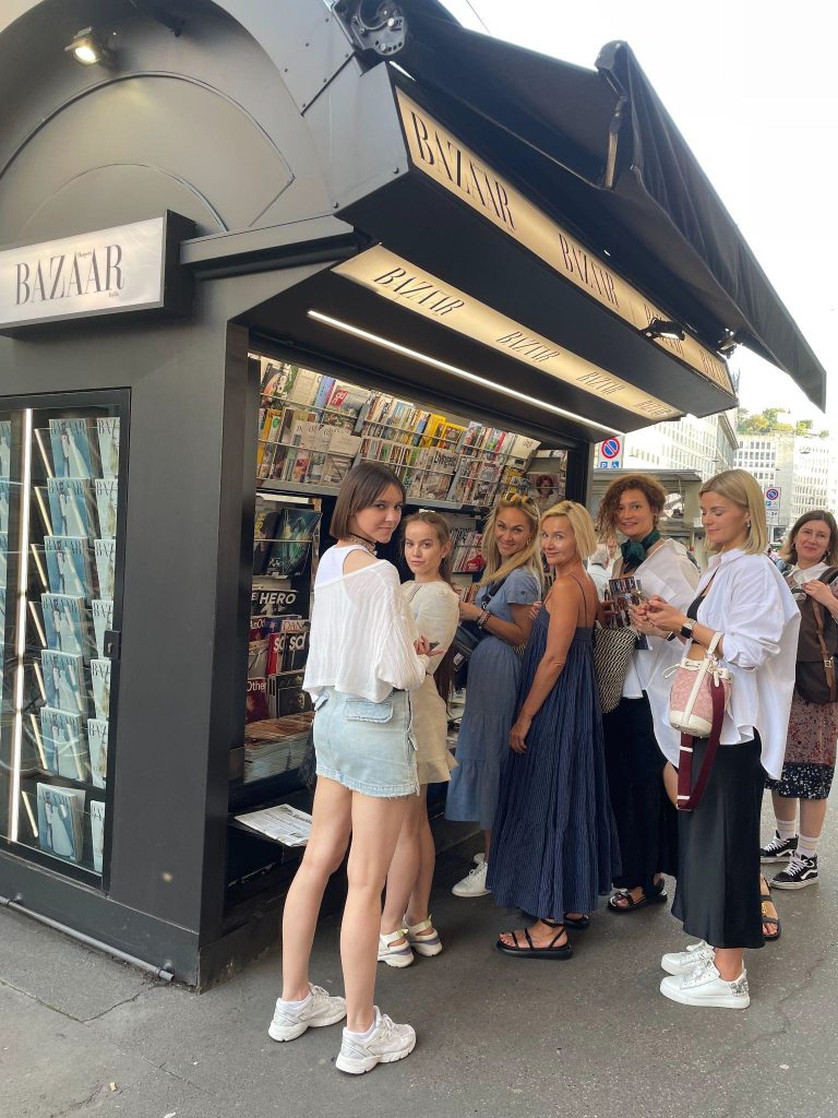 Участницы интенсива у киоска с журналами Harper’s Bazaar в Милане